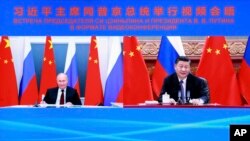 俄罗斯总统普京和中国国家主席习近平6月28日进行视频峰会。这是新华社发布的视频会议的截屏。(美联社提供)