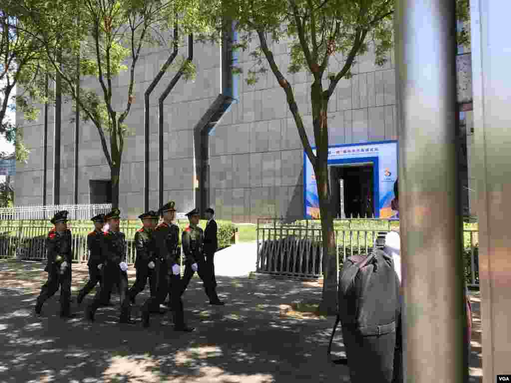 武警在会场外列队走过。(美国之音叶兵 艾伦拍摄)