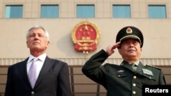 美防长哈格尔(左)和中国防长常万全4月8日在中国国防部举行的欢迎仪式上