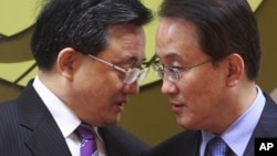 中国外交部副部长刘振民(左)在首尔和韩国副外长交谈(2014年2月21日)