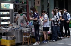 香港民众周二在报摊前排队购买苹果日报表达对黎智英的支持。(2020年8月11日)