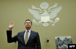 美国联邦调查局局长科米在国会就克林顿电邮问题举行的听证会上宣誓(2016年7月7日)