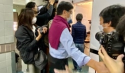 《众新闻》主笔杨健兴在记者会结束后,返回办公室前与到场采访的记者握手道别 (美国之音/汤惠芸)
