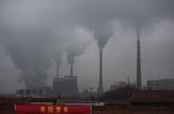 资料照:中国山西大同附近的一座燃煤火力发电站的烟囱在冒烟。 (2015年11月19日)