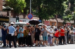 成都民众聚集在美国驻成都总领事馆外观看领馆人员撤离。(2020年7月26日)