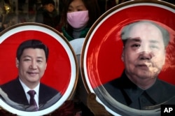 北京天安门广场附近一个纪念品商店出售的中国国家主席习近平(左)与前中共领导人毛泽东头像的磁盘。(2016年1月17日)