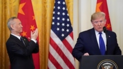 美国总统特朗普在白宫美中第一阶段经贸协议签署仪式上讲话时中国副总理刘鹤鼓掌。(2020年1月15日)