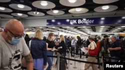 英国伦敦希思罗国际机场5号航站楼的入境审查处(2021年6月29日)
