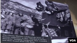 维吉尼亚州美国海军陆战队博物馆展出的长津湖战役的照片。照片下方写着:长津湖海军陆战队员重新定义了人类耐力的极限: 他们一面“从另一个方向进攻”,一面带着设备、伤员以及牺牲战友们冻僵的遗体前行。(美国之音 郁岗 2024年10月10日翻拍自海军陆战队博物馆)
