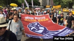 数以万计港人七一大游行捍卫一国两制(美国之音海彦拍摄)