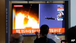 韩国首尔的一个火车站内,人们正在观看朝鲜发射导弹的新闻(2021年9月28号)