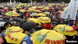 2019年6月9日在中国香港,示威群众要求当局废除拟议中的把犯人引渡到中国的法案。他们手持黄色遮阳伞,这是过去的占领中环运动的象征。