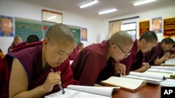 资料照片:2021年5月31日,西藏尼姑在拉萨一所佛学院学习中文。(美联社照片)