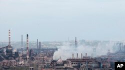 马里乌波尔的亚速钢铁厂升起的硝烟(2022年5月5日)