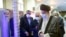 Pemimpin Tertinggi Ayatollah Ali Khamenei, kanan, mengunjungi pameran pencapaian nuklir negaranya, di kompleks kantornya di Teheran, Iran, Minggu, 11 Juni 2023. (Foto: via AP)