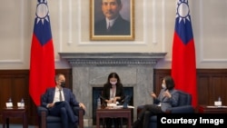 欧洲议会一个代表团团长格鲁克斯曼 (Raphaël Glucksmann)2021年11月4日在台北会见总统蔡英文(台湾总统府照片)