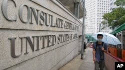 资料照:一名戴着口罩的男子走过美国驻香港领事馆。