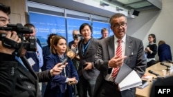 资料照:2020年3月11日,世界卫生组织总干事谭德赛(Tedros Adhanom Ghebreyesus)在日内瓦关于新冠举行的新闻简报会结束时被记者们团团围住。当天,世卫组织宣布新冠是全球大流行病。