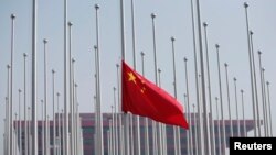 资料照:在上海世界博览会会场上升期的中国国旗。(2010年4月30日)