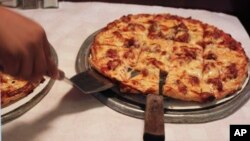 芝加哥Pizano’s比萨店的奶酪香肠比萨。(资料照)