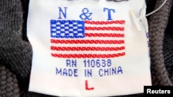 美国首都华盛顿街头小摊上出售的毛衣衣领处的标签上有美国国旗图案,但却说明是“中国制造”。(资料照片)