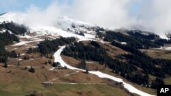 资料图: 奥地利一个滑雪场2024年3月17日时的情景。(美联社)