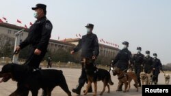 资料照:中国两会期间警察在北京天安门广场巡逻。(2021年3月8日)