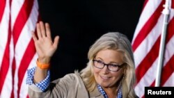 美国国会众议员利兹·切尼(Liz Cheney)2022年8月16日在怀俄明州举行的党内初选投票当晚见支持者。(