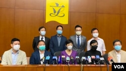 十多名香港民主派立法会议员4月14日召开记者会,强调民主派一直按照议事规则参与内务委员会会议,没有任何渎职或违反《基本法》的情况。 (美国之音/汤惠芸)