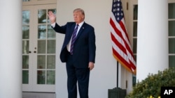 美国总统川普在白宫玫瑰园举行的一次有关税收政策的活动上发表讲话后挥手致意。(2018年4月12日)