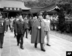 历史照片:总统蒋介石和其他国民党政府官员离开台北的圆山忠烈祠。(1995年3月29日)