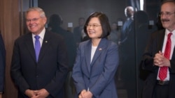 台湾总统蔡英文与美国国会议员见面,在她左手边的是众议院外交委员会主席恩格尔(Rep. Eliot Enge),她右手边的是参议院外交委员会首席民主党参议员梅嫩德斯(Sen. Bob Menendez)。(2019年7月12日,台湾总统府提供)