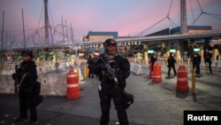 美国海关和边境保护局特别反应小组在圣伊西德罗入境口岸守卫(2018年11月19日)。