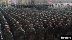 中国武警在新疆喀什举行反恐宣誓仪式。(2017年2月27日)