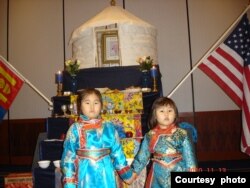 2010年11月13日,特木伦-陶格楚格(右)与姐姐娜木伦-陶格楚格在美国新泽西州一年一度的成吉思汗大祭上 (恩和巴图-陶格楚格 提供)