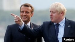 资料照片-英国首相约翰逊(右)和法国总统马克龙出席在法国举行的7国集团峰会。(2019年8月24日)