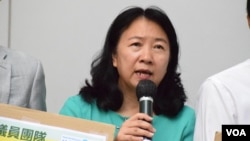 香港民主党中西区区议员郑丽琼2019年对媒体发表讲话(美国之音/汤惠芸)。