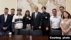 台湾联合国协进会UN宣达团在国会山与美国共和党籍联邦众议员安迪·巴尔(中)会面。(2024年9月18日,台湾联合国协进会提供)
