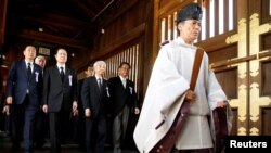 靖国神社人员带领日本议员参拜该国的战争亡灵,其中包括经审判而被定罪的战犯。(2018年8月15日)