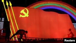 中国山东济宁为迎接农历春节竖起中共党旗灯箱。(2019年1月29日)