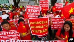 菲律宾人以及越南侨民在中国驻马尼拉领事馆前集会,抗议中国把有争议岛礁军事化。(2016年2月25日)