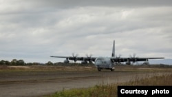 美国海军陆战队搭乘运输机抵达日本航空自卫队基地,为“利剑 25”演习做准备。(2024年10月18日)