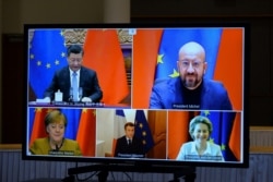 欧盟领导人和中国国家主席习近平出现在布鲁塞尔举行的一个视频会议的屏幕上。(2020年12月30日)