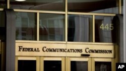 资料照片:位于华盛顿的联邦通信委员会(FCC)总部入口。