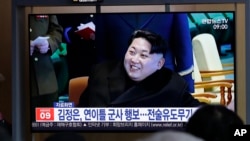 当地时间2019年4月18日,在首尔火车站的韩国民众观看朝鲜试射新型战术制导武器的电视新闻报道。(美联社照片)