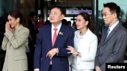 2023年8月22日,泰国前总理他信·西那瓦(左二)与儿子和女儿在曼谷廊曼机场。