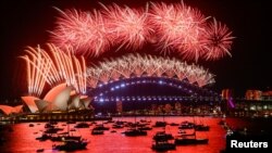澳大利亚悉尼为迎接2022年新年施放烟花。(2022年1月1日)