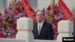 中国国庆节前夕,中纪委书记王岐山在北京天安门广场人民英雄纪念碑前参加纪念活动(2017年9月30日)