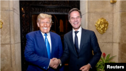美国候任总统唐纳德·特朗普(Donald Trump)在佛罗里达州棕榈滩的海湖庄园会晤北大西洋公约组织(NATO)秘书长马克·吕特(Mark Rutte)后握手。
