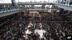 香港抗议者2019年8月12日在机场大厅静坐抗议